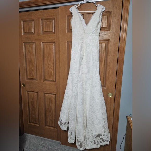 BRAND NEW, never worn, wedding dress. - Picture 1 of 5